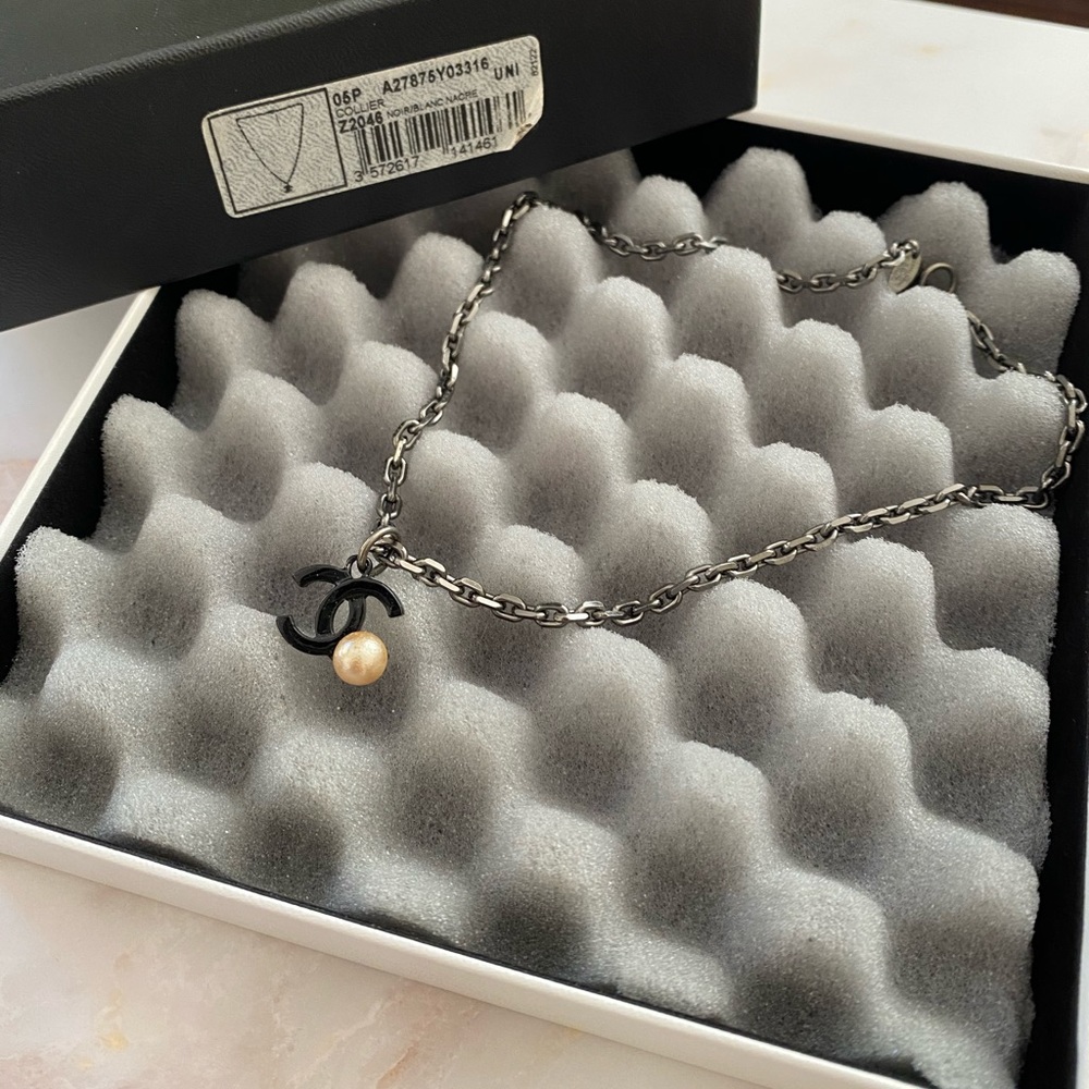 AUTH Chanel Black Collier CC Pearl necklace
